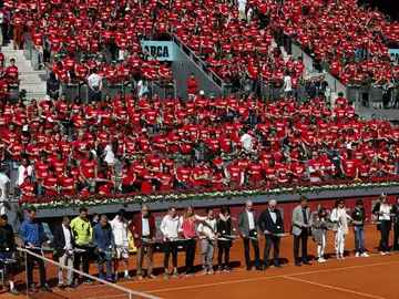 Casi 2.400 personas baten un récord Guinness en el Mutua Madrid Open Casi 2.400 personas baten un récord Guinness en el Mutua Madrid Open