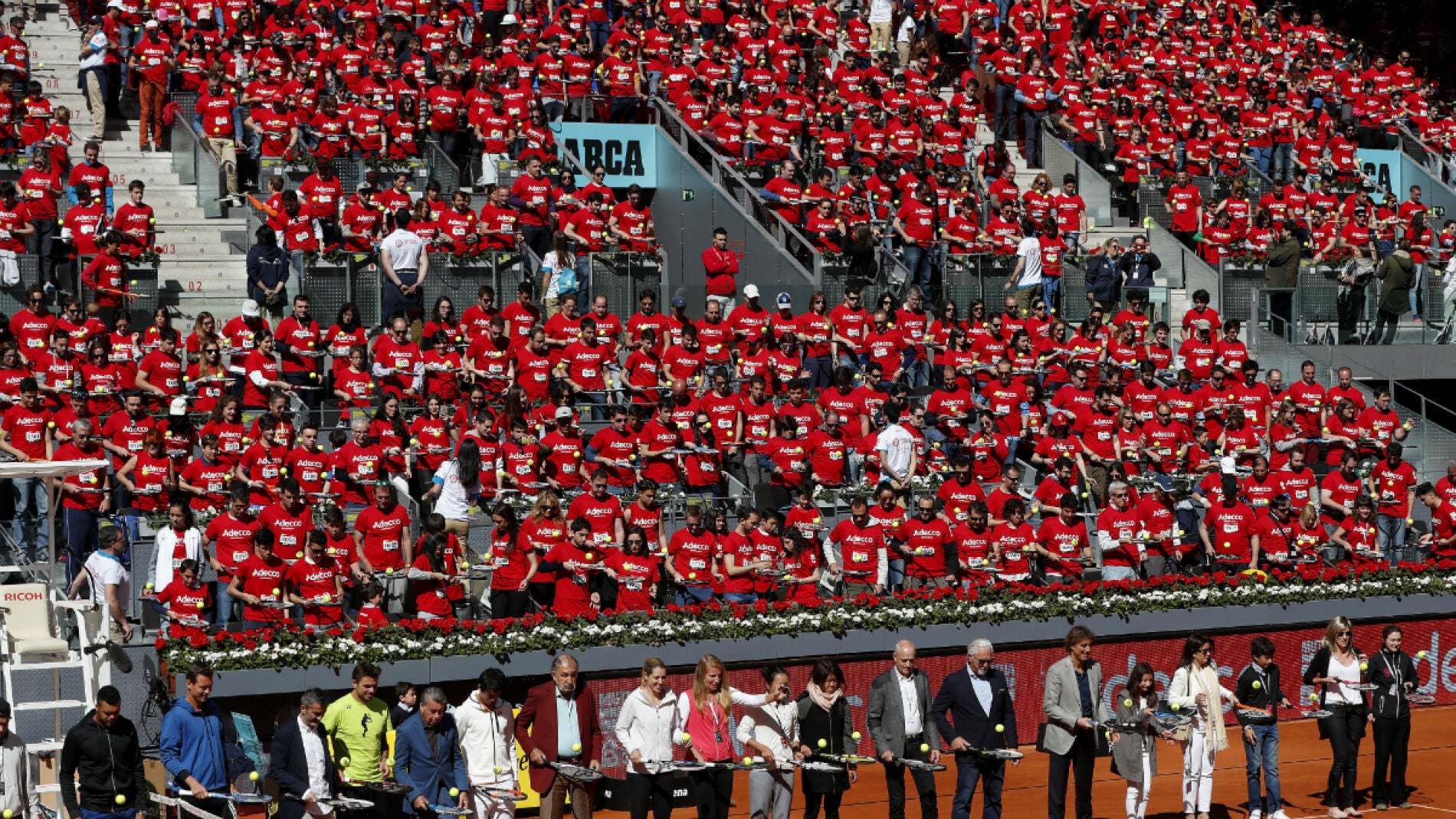 Casi 2.400 personas baten un r&eacute;cord Guinness en el Mutua Madrid Open