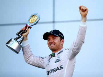 Nico Rosberg, con el trofeo del GP de Rusia