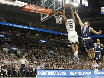 Kawhi Leonard machaca el aro ante la defensa de Singler Kawhi Leonard machaca el aro ante la defensa de Singler