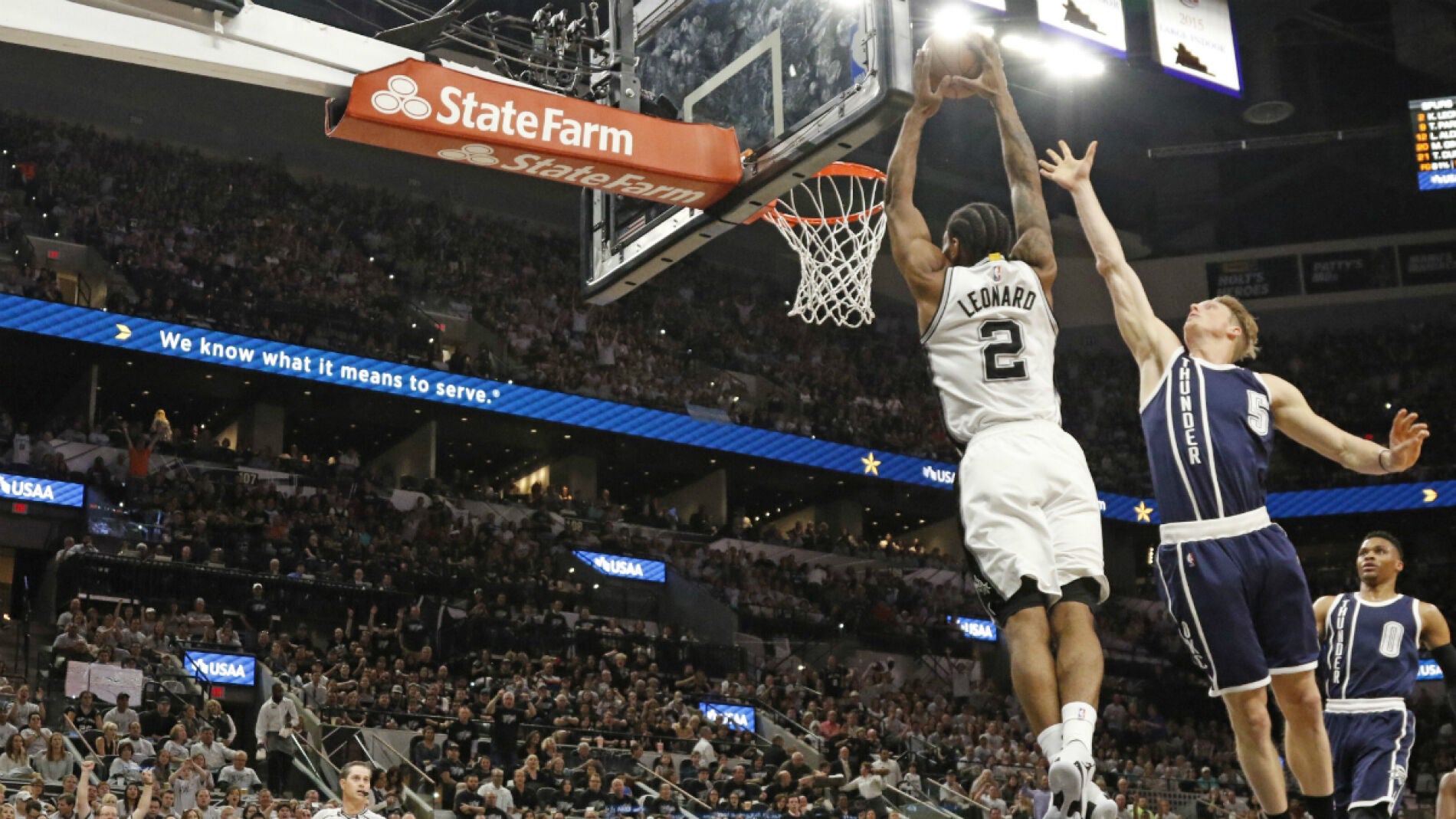 Kawhi Leonard machaca el aro ante la defensa de Singler