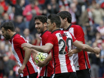 Los jugadores del Athletic celebran el gol de Aduriz