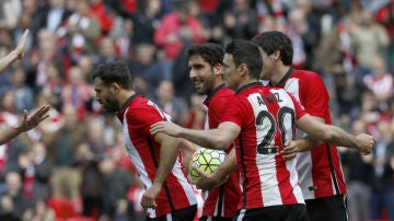 Los jugadores del Athletic celebran el gol de Aduriz