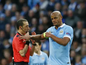 Çakir dialoga con Kompany durante el partido contra el Real Madrid Çakir dialoga con Kompany durante el partido contra el Real Madrid