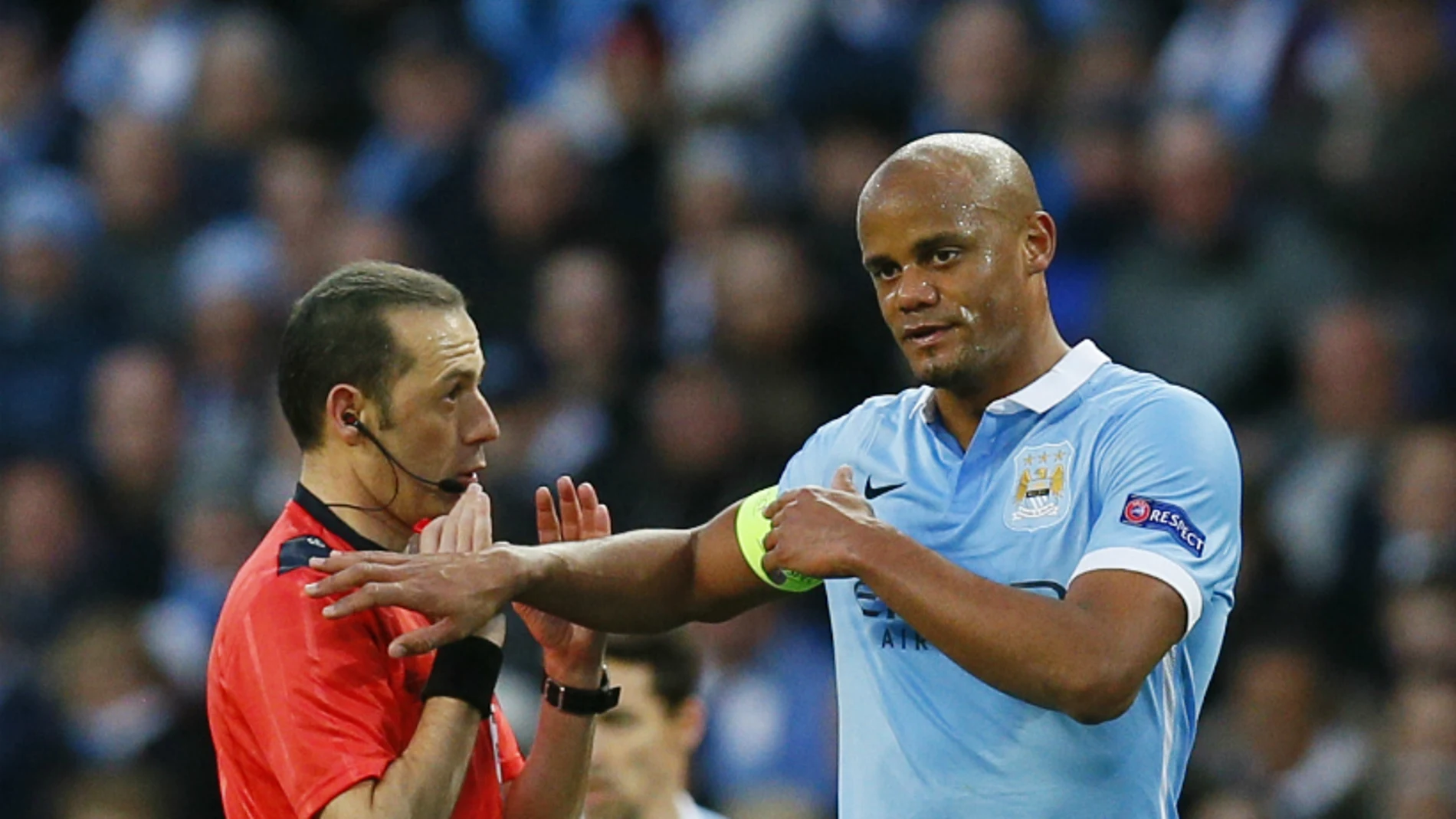 Çakir dialoga con Kompany durante el partido contra el Real Madrid Çakir dialoga con Kompany durante el partido contra el Real Madrid