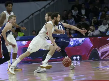 Sergio Rodríguez dribla a la defensa del Obradoiro Sergio Rodríguez dribla a la defensa del Obradoiro