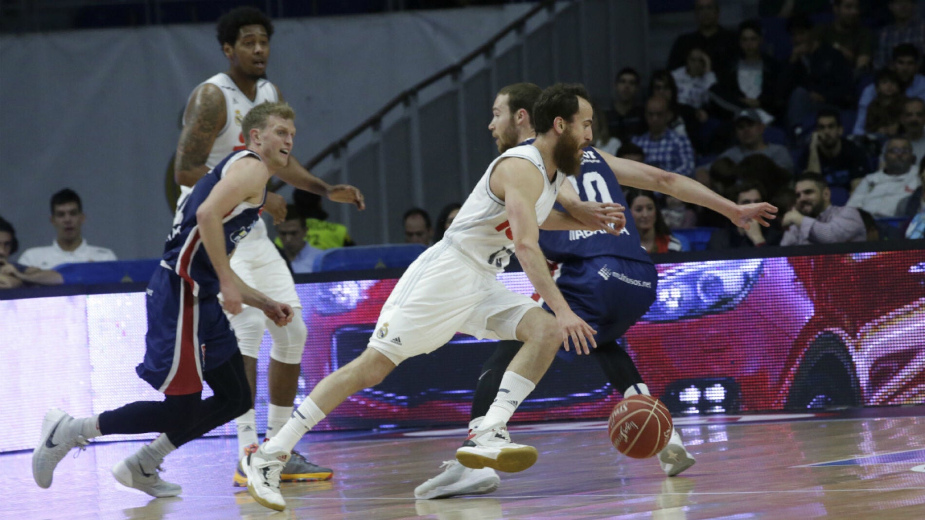 Sergio Rodr&iacute;guez dribla a la defensa del Obradoiro