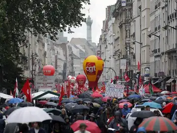 Trabajadores participan en una manifestación del Primero de Mayo en París Trabajadores participan en una manifestación del Primero de Mayo en París