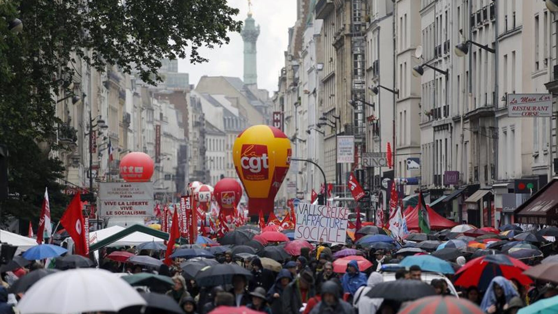Trabajadores participan en una manifestaci&oacute;n del Primero de Mayo en Par&iacute;s