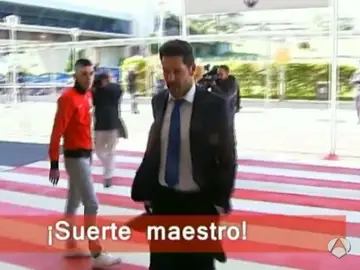 Un aficionado rojiblanco da un consejo a Simeone en Barajas Un aficionado rojiblanco da un consejo a Simeone en Barajas
