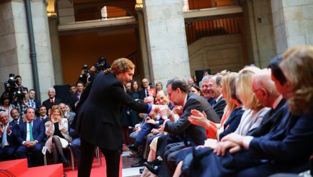 Estrella Morente se acerca a Mariano Rajoy