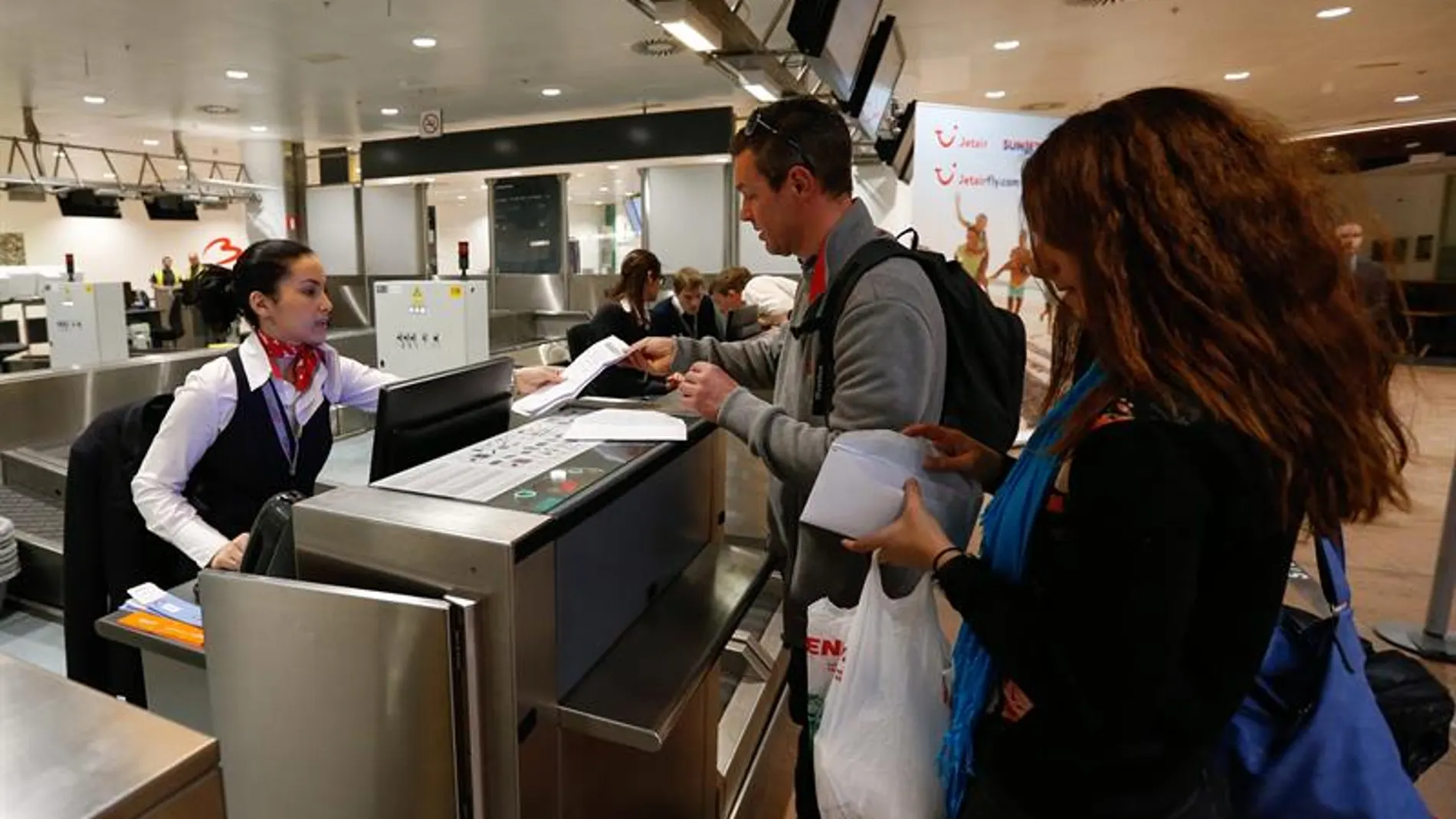 Una recepcionista atiende a los pasajeros Una recepcionista atiende a los pasajeros