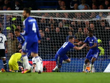Cahill anota el primer gol ante el Tottenham