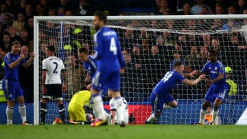 Cahill anota el primer gol ante el Tottenham