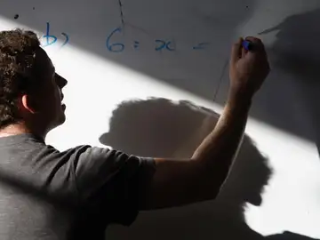 Un profesor dando clase Un profesor dando clase