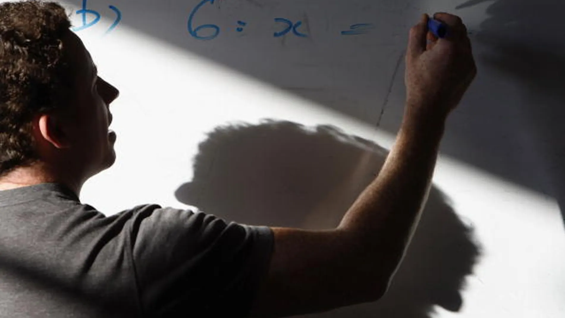 Un profesor dando clase Un profesor dando clase