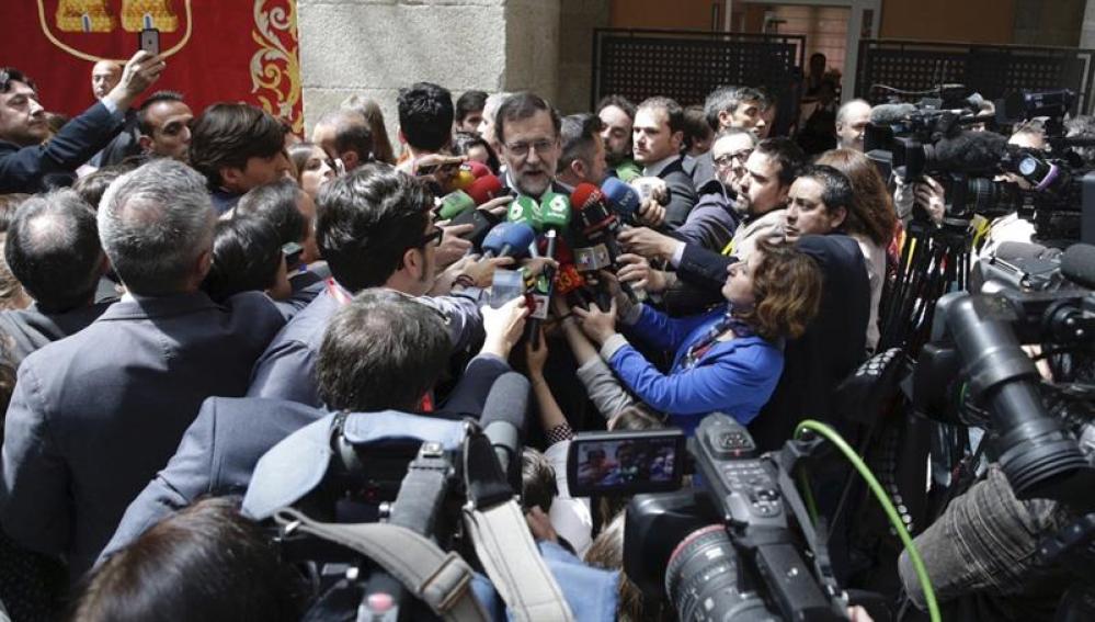 Mariano Rajoy, ante los micrófonos de los periodistas