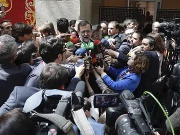 Mariano Rajoy, ante los micrófonos de los periodistas Mariano Rajoy, ante los micrófonos de los periodistas