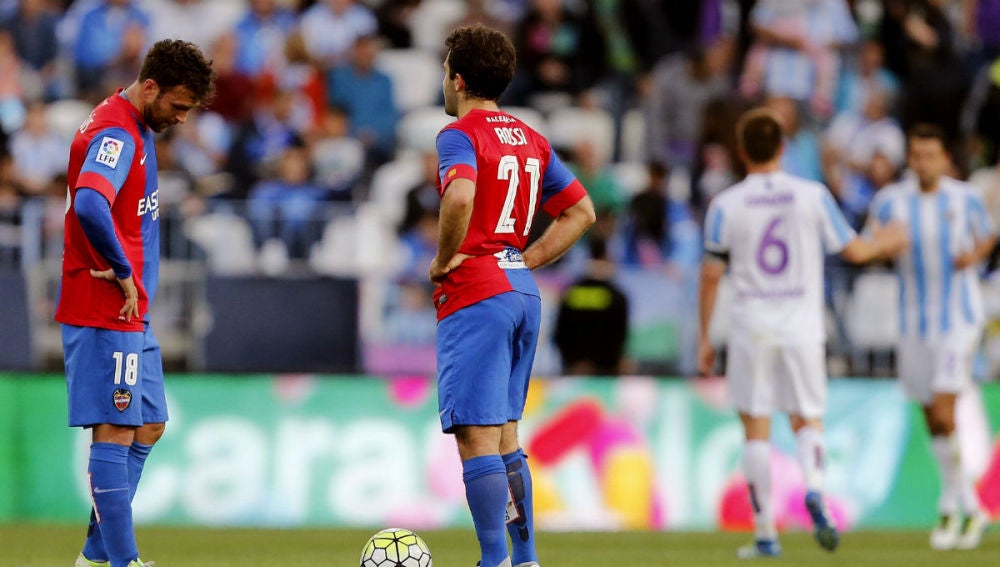 Rossi se lamenta de un gol del Málaga en La Rosaleda