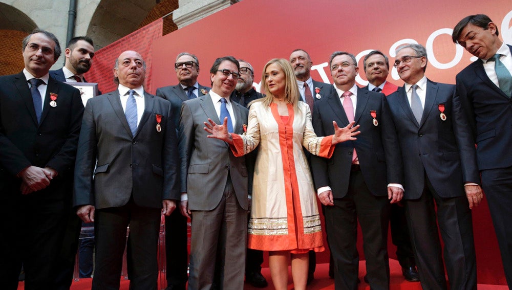 Foto de familia de Cifuentes con los galardonados el Dos de Mayo |