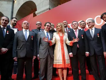 Foto de familia de Cifuentes con los galardonados el Dos de Mayo | Foto de familia de Cifuentes con los galardonados el Dos de Mayo |
