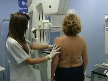Examinan a una mujer Examinan a una mujer