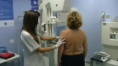 Examinan a una mujer Examinan a una mujer