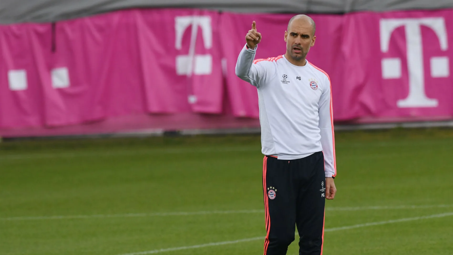 Guardiola dirige el entrenamiento del Bayern Guardiola dirige el entrenamiento del Bayern