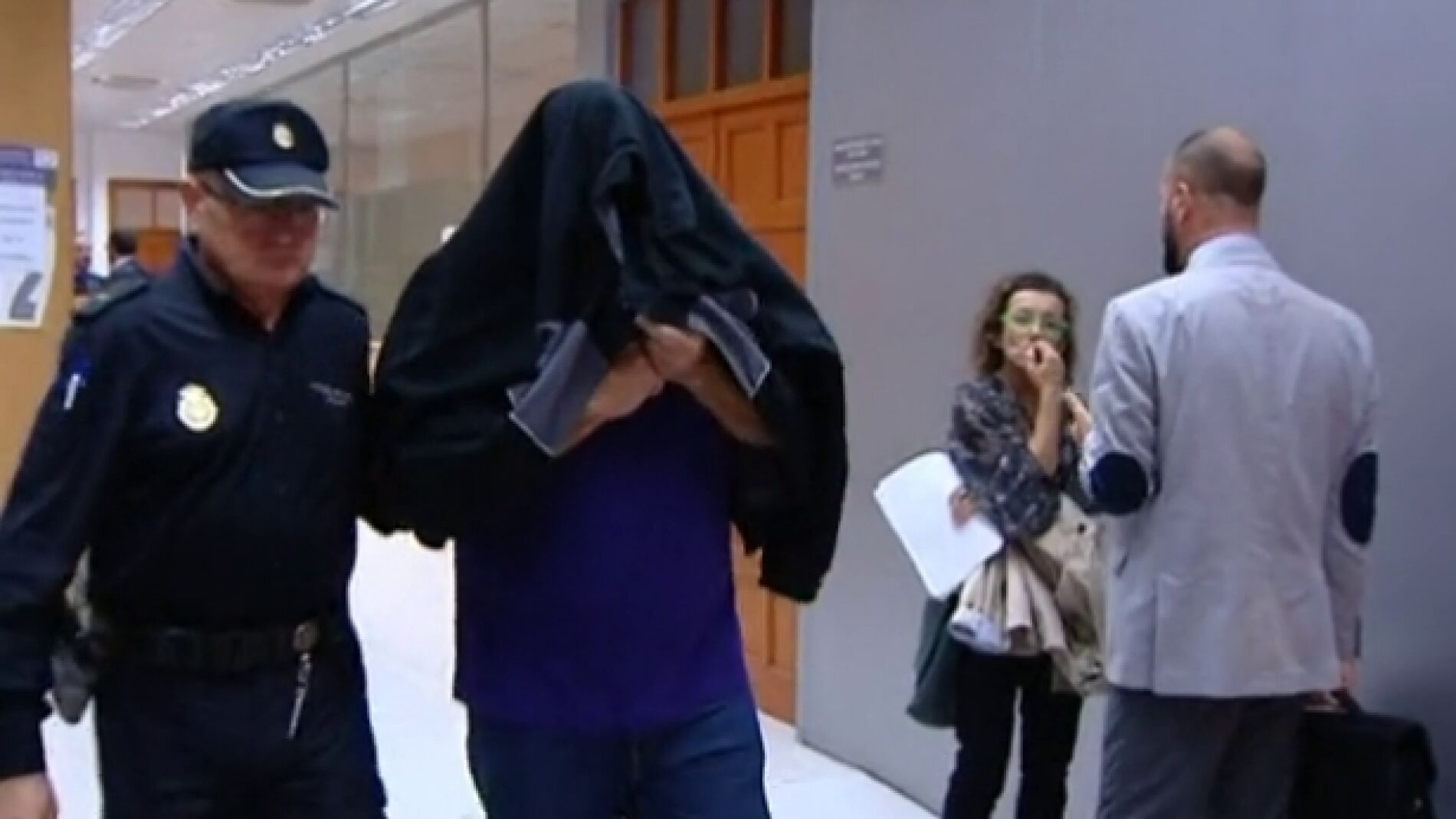 Uno de los polic&iacute;as detenidos