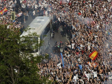 Aficionados del Real Madrid reciben al autobús del equipo