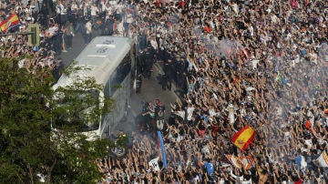 Aficionados del Real Madrid reciben al autob&uacute;s del equipo