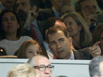 La Infanta Sofía y el Rey Felipe VI en el palco del Bernabéu