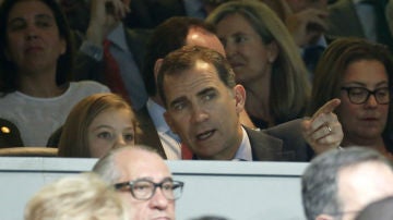 La Infanta Sof&iacute;a y el Rey Felipe VI en el palco del Bernab&eacute;u