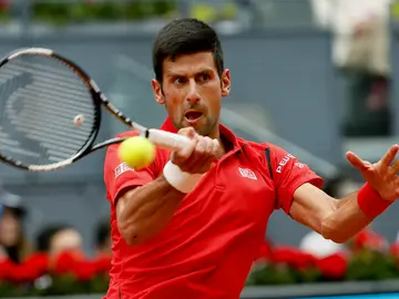 Djokovic golpea una pelota ante Bautista Djokovic golpea una pelota ante Bautista