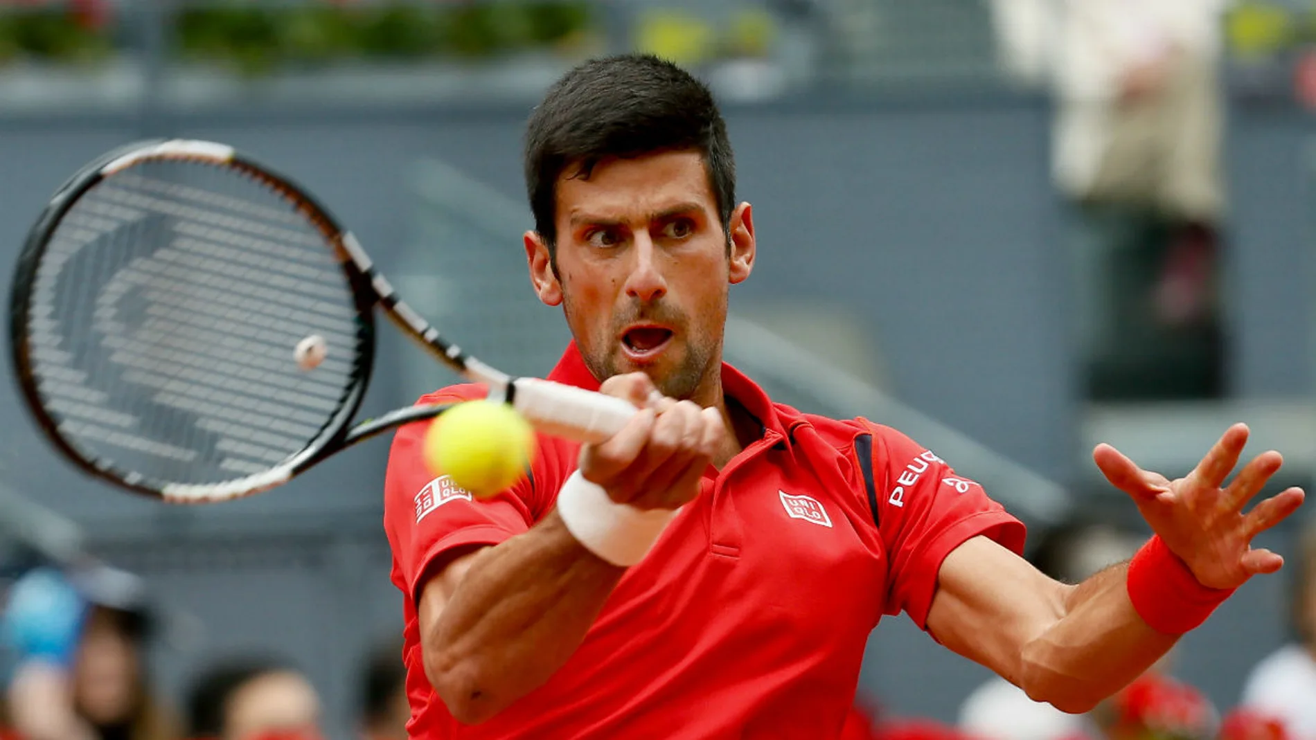 Djokovic golpea una pelota ante Bautista Djokovic golpea una pelota ante Bautista