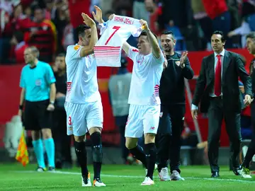 Gameiro dedica uno de sus goles a Krohn-Dehli, gravemente lesionado en el partido de ida Gameiro dedica uno de sus goles a Krohn-Dehli, gravemente lesionado en el partido de ida