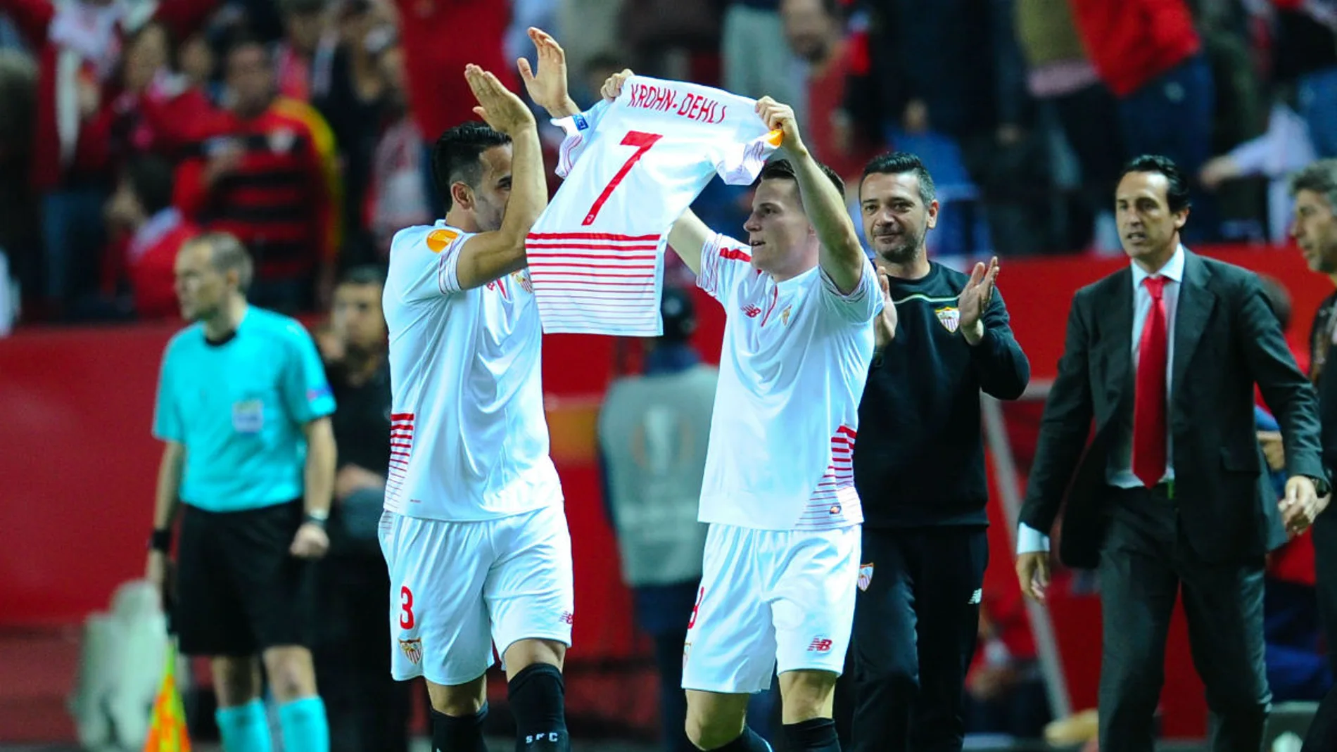 Gameiro dedica uno de sus goles a Krohn-Dehli, gravemente lesionado en el partido de ida Gameiro dedica uno de sus goles a Krohn-Dehli, gravemente lesionado en el partido de ida