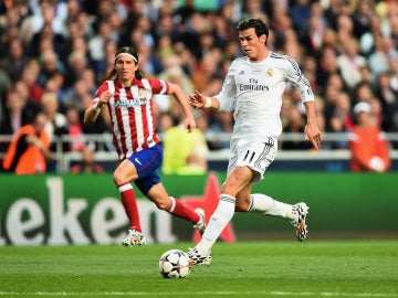 Gareth Bale y Filipe Luis durante la final de Lisboa Gareth Bale y Filipe Luis durante la final de Lisboa