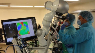 Crean un nuevo prototipo de robot cirujano que opera con más precisión que los médicos humanos