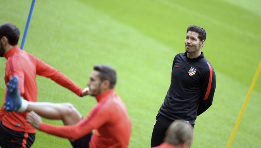Simeone observa a sus jugadores en un entrenamiento
