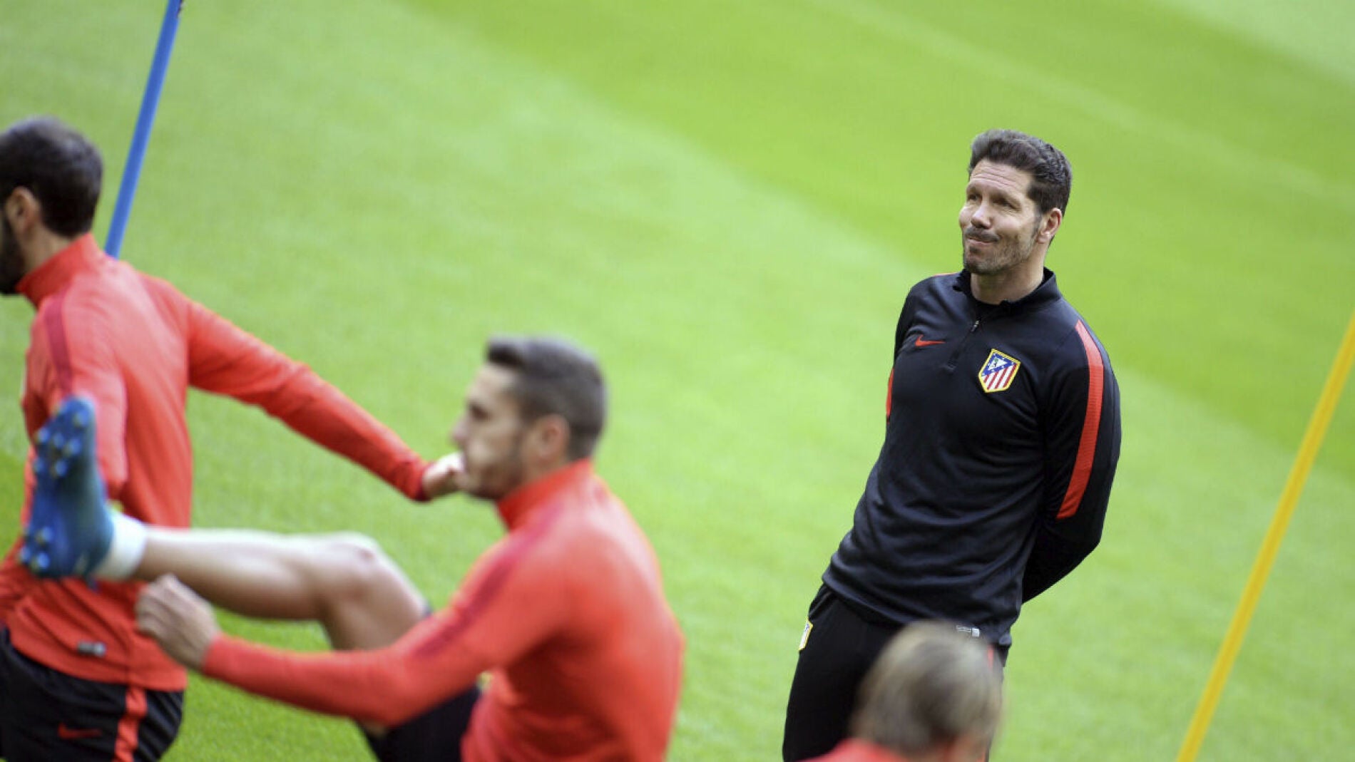 Simeone observa a sus jugadores en un entrenamiento