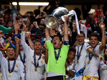 Casillas levanta la Décima para el Real Madrid tras la final de 2014 Casillas levanta la Décima para el Real Madrid tras la final de 2014