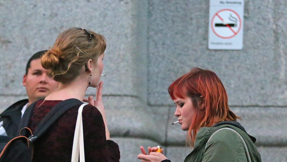 Varios jóvenes fumando