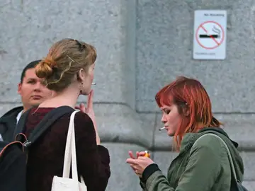 Varios jóvenes fumando Varios jóvenes fumando