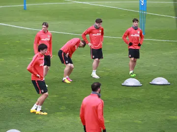 Los jugadores del Atlético se entrenan en el césped de Majadahonda Los jugadores del Atlético se entrenan en el césped de Majadahonda