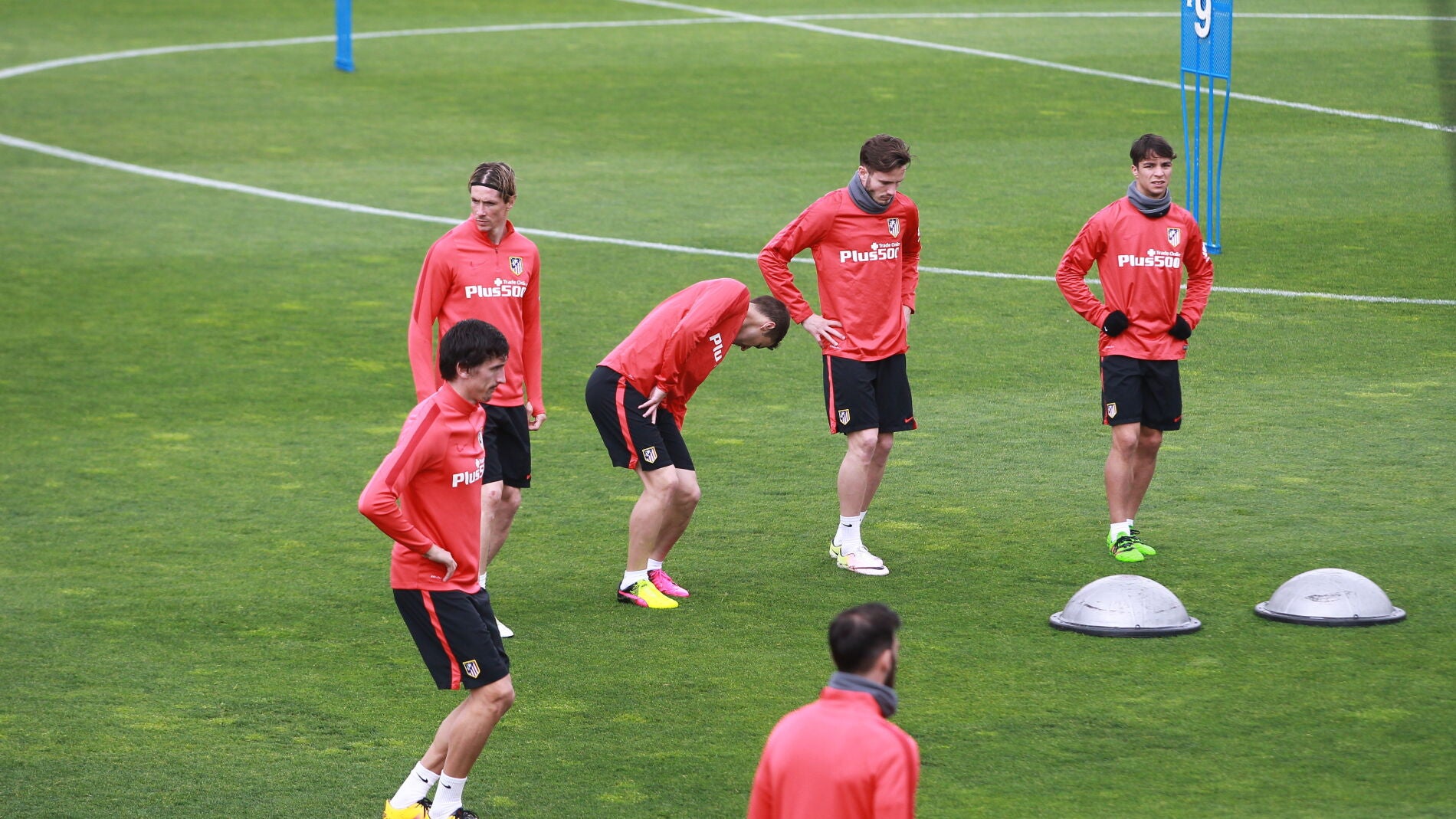 Los jugadores del Atl&eacute;tico se entrenan en el c&eacute;sped de Majadahonda 