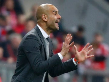 Guardiola da instrucciones a sus jugadores desde la banda