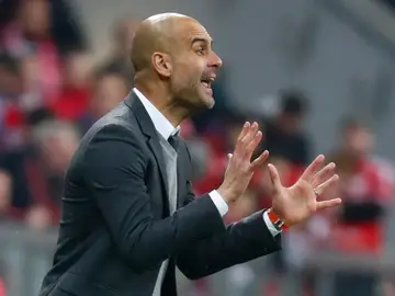 Guardiola da instrucciones a sus jugadores desde la banda Guardiola da instrucciones a sus jugadores desde la banda