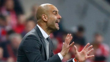 Guardiola da instrucciones a sus jugadores desde la banda