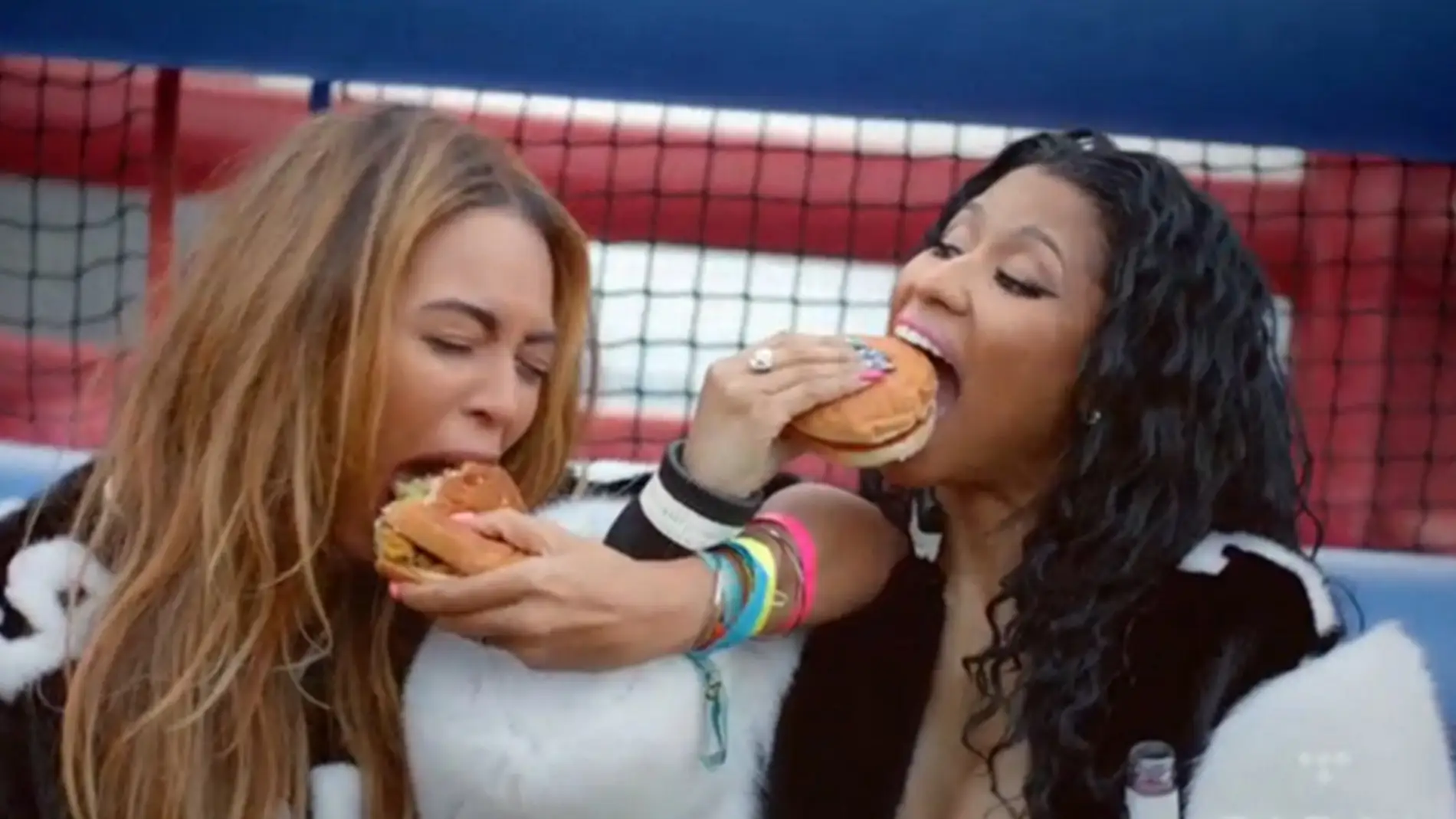Beyoncé y Nicki Minaj comiéndose unas hamburguesas